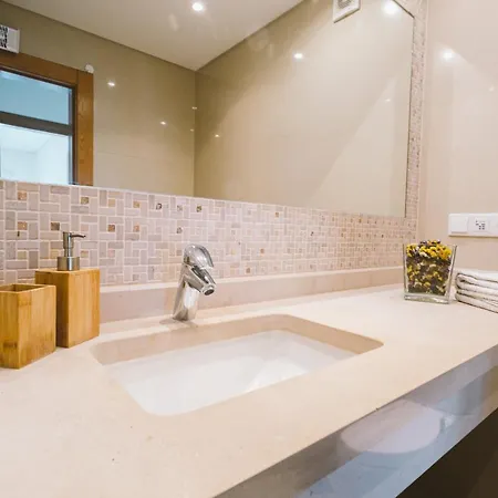 Best 42 - Charming And Central Apartament פניש